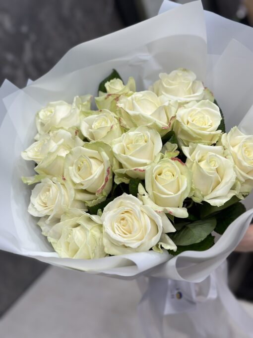 Букет з 15 білих троянд Аваланч 50 см