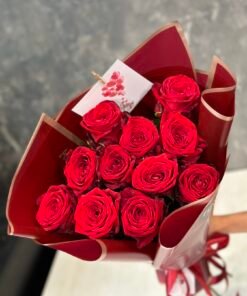 Букет з 11 червоних троянд "Red Naomi" 70 см