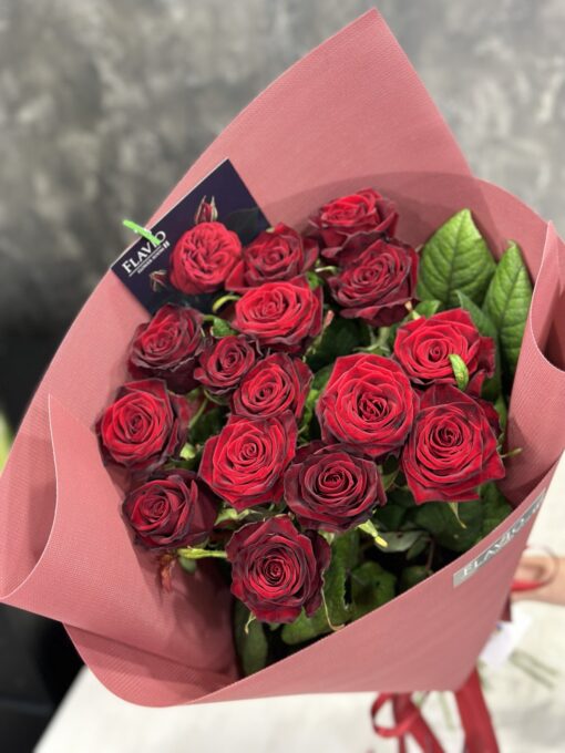 Букет з 15 червоних троянд Гран Прі 70 см