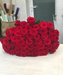 Букет з 55 червоних троянд "Red Naomi" 70 см