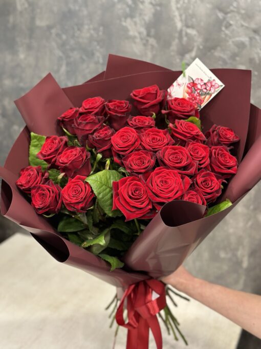 Букет з 25 червоних троянд Гран Прі 70 см
