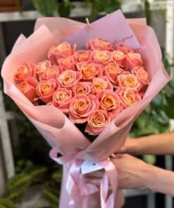 Букет з 25 коралових троянд "Міс Піггі" 50 см