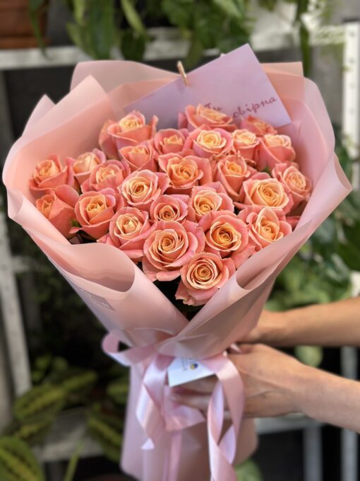 Букет з 25 коралових троянд "Міс Піггі" 50 см