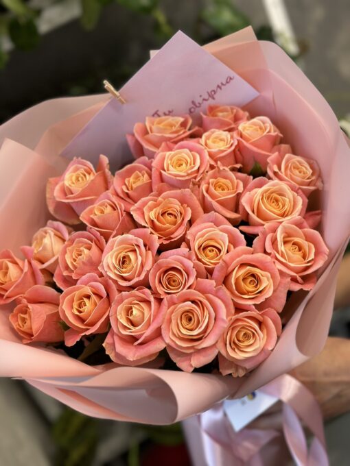 Букет з 25 коралових троянд "Міс Піггі" 50 см