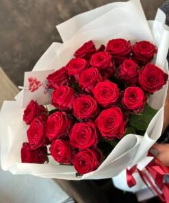 Букет з 21 червоної троянди "Red Naomi" 70 см