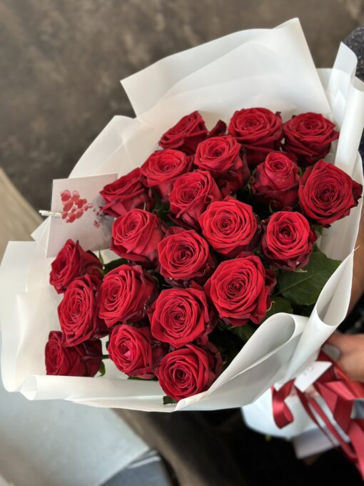 Букет з 21 червоної троянди "Red Naomi" 70 см
