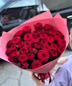 Букет з 41 червоних троянд "Red Naomi" 70 см