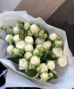 Букет з 11 гілок кущових троянд "Miss Bombastic"