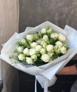 Букет з 11 гілок кущових троянд "Miss Bombastic"