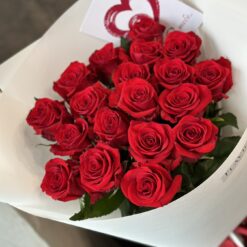Букет з 19 червоних троянд 