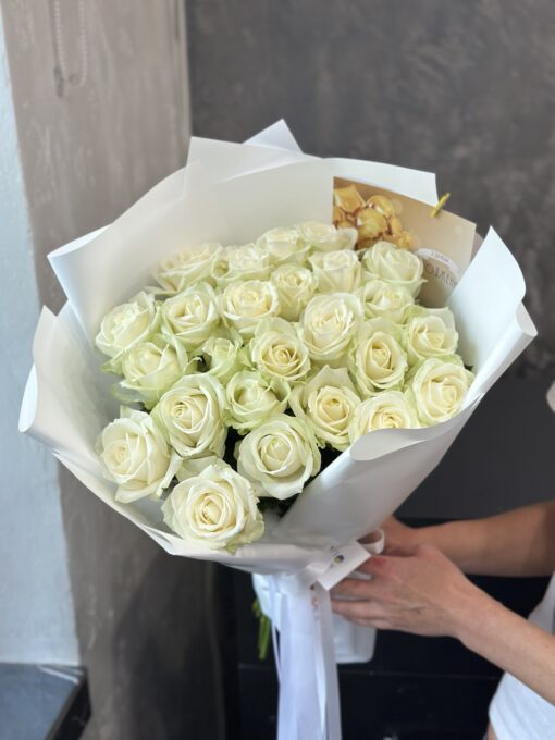 Букет з 25 білих троянд "Аваланч" 60 см