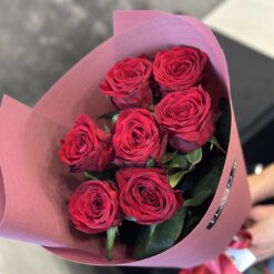 Букет з 7 або 9 червоних троянд "Red Naomi" 70 см