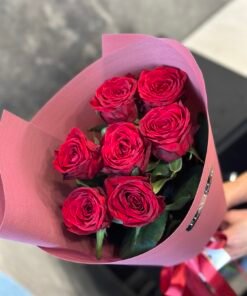 Букет з 7 або 9 червоних троянд "Red Naomi" 70 см