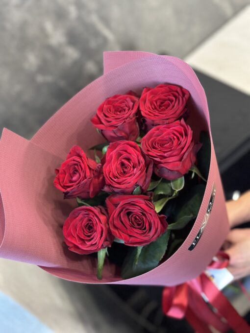 Букет з 7 або 9 червоних троянд "Red Naomi" 70 см