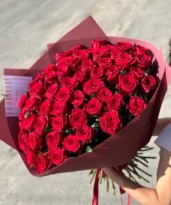 Букет з 51 червоної троянди "Red Naomi" 60 см