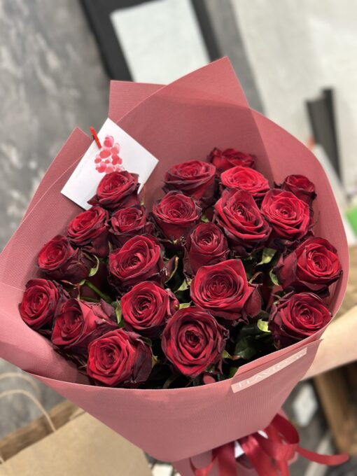 Букет з 21 червоної троянди "Red Naomi" 70 см