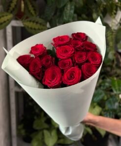 Букет з 15 червоних троянд "Red Naomi" 60 см
