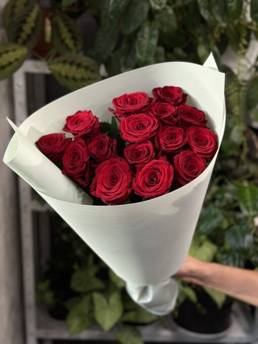 Букет з 15 червоних троянд "Red Naomi" 60 см