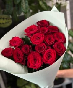 Букет з 15 червоних троянд "Red Naomi" 60 см