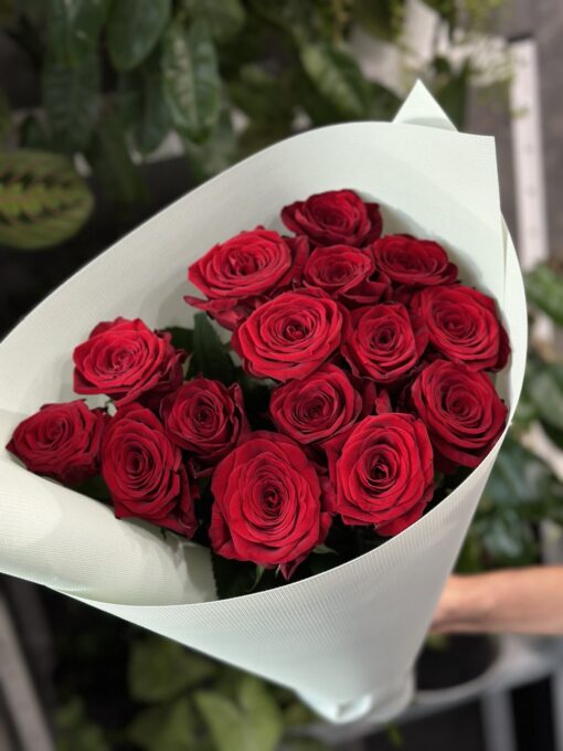 Букет з 15 червоних троянд "Red Naomi" 60 см
