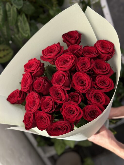 Букет з 25 червоних троянд "Red Naomi" 60 см