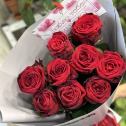 Букет з 9 червоних троянд "Red Naomi" 70 см