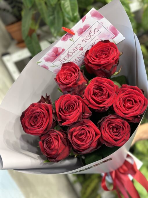 Букет з 9 червоних троянд "Red Naomi" 70 см