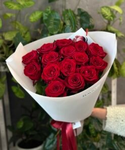 Букет з 9 або 15 червоних троянд "Red Naomi" 70 см