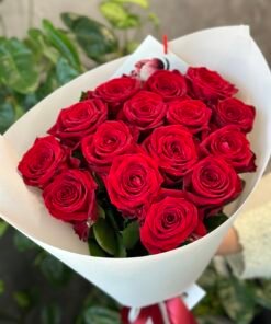 Букет з 9 або 15 червоних троянд "Red Naomi" 70 см