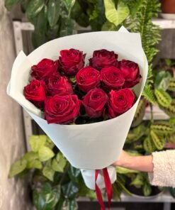 Букет з 11 червоних троянд "Red Naomi" 70 см