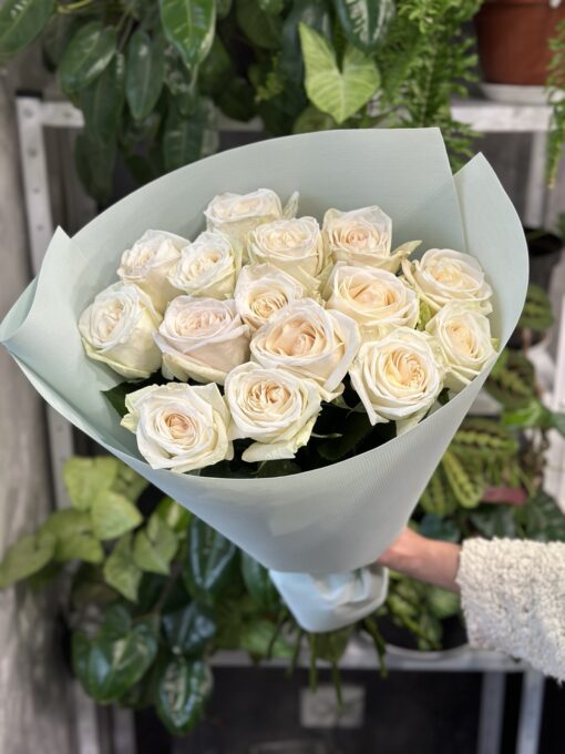 Букет з 7 або 15 піоноподібних троянд "White O'Hara"