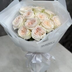 “VIP Parfume” Букет з 11 піоноподібних троянд "White O'Hara"