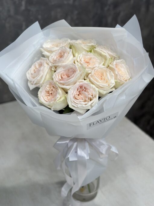 “VIP Parfume” Букет з 11 піоноподібних троянд "White O'Hara"