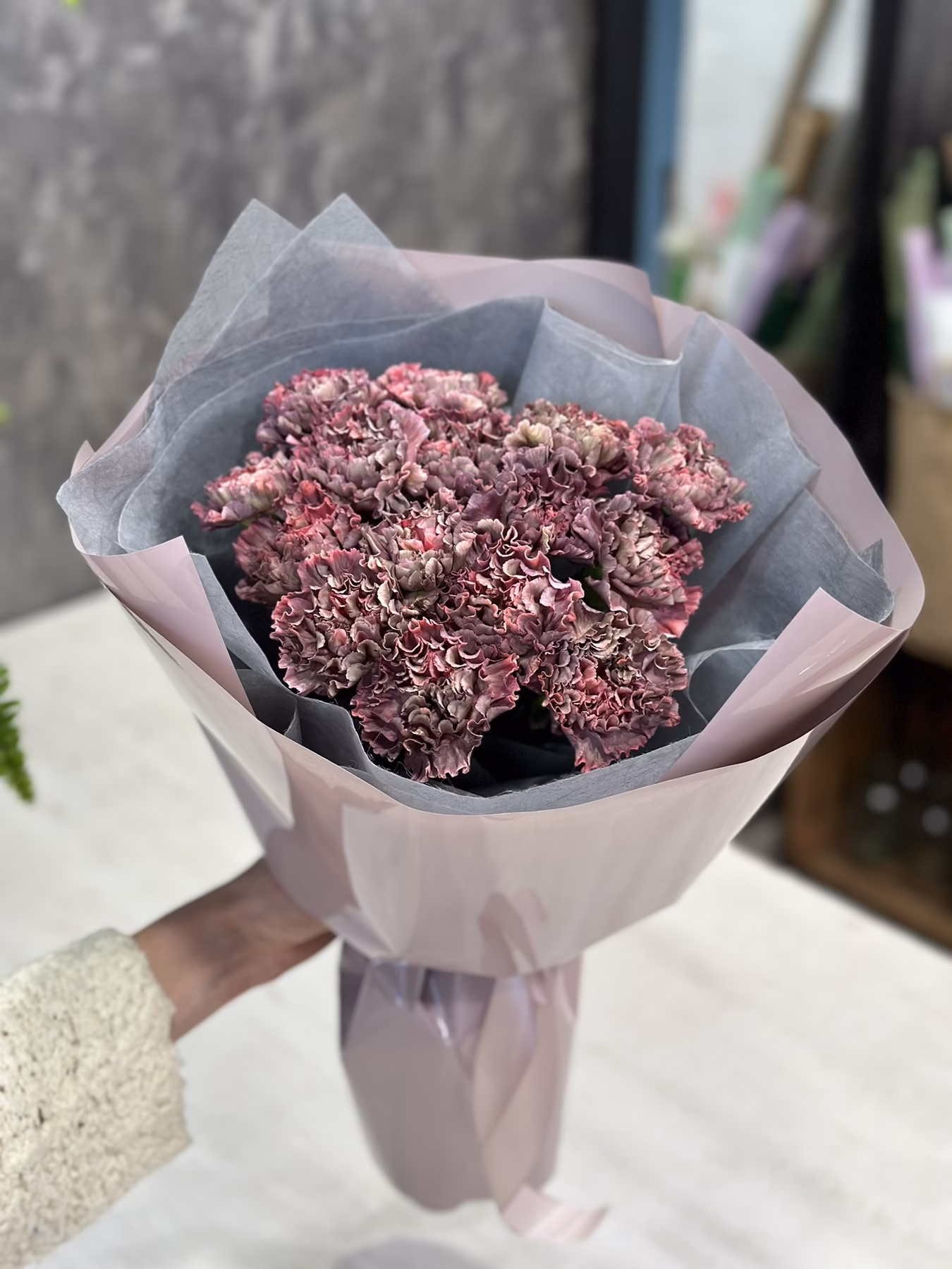 Букет з 15 гвоздик "Burgundy"