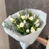 Букет з білих тюльпанів, фрезій та евкаліпта #109