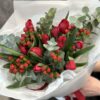 Букет з червоних тюльпанів, хіперікума та евкаліпта #104