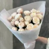 Букет з 7 гілок кущових троянд "Bombastic"