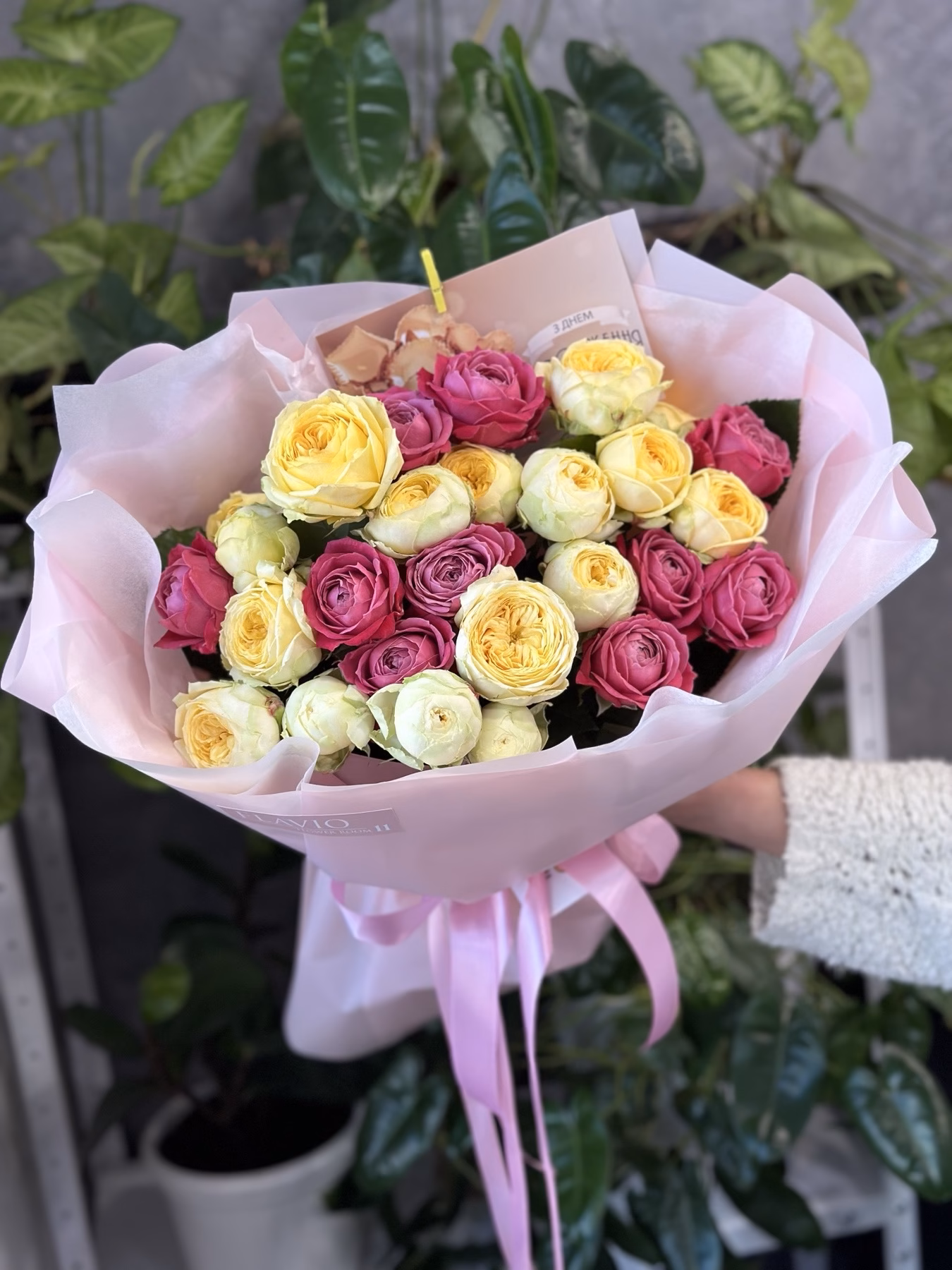 Мікс з 17 піоноподібних троянд