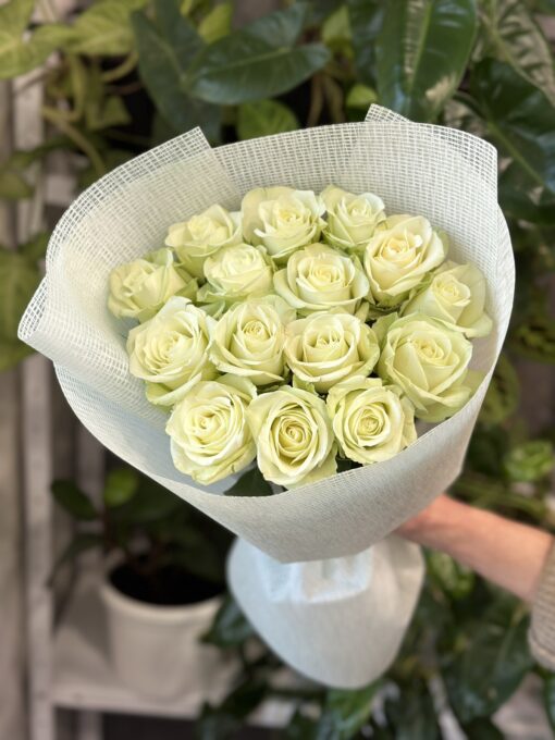 Букет з 15 білих троянд "Noelle"