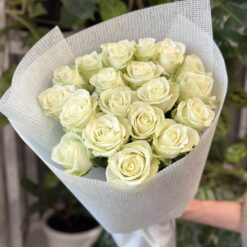 Букет з 19 білих троянд 