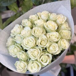 Букет з 25 білих троянд 