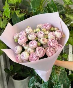 Букет з 7 гілок кущових троянд "Blossom Bubbles"