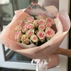 Букет з 19 рожевих троянд "Денсінг Квін" 45 см