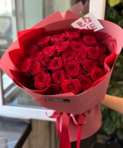 Букет з 25 червоних троянд "Red Naomi" 50 см