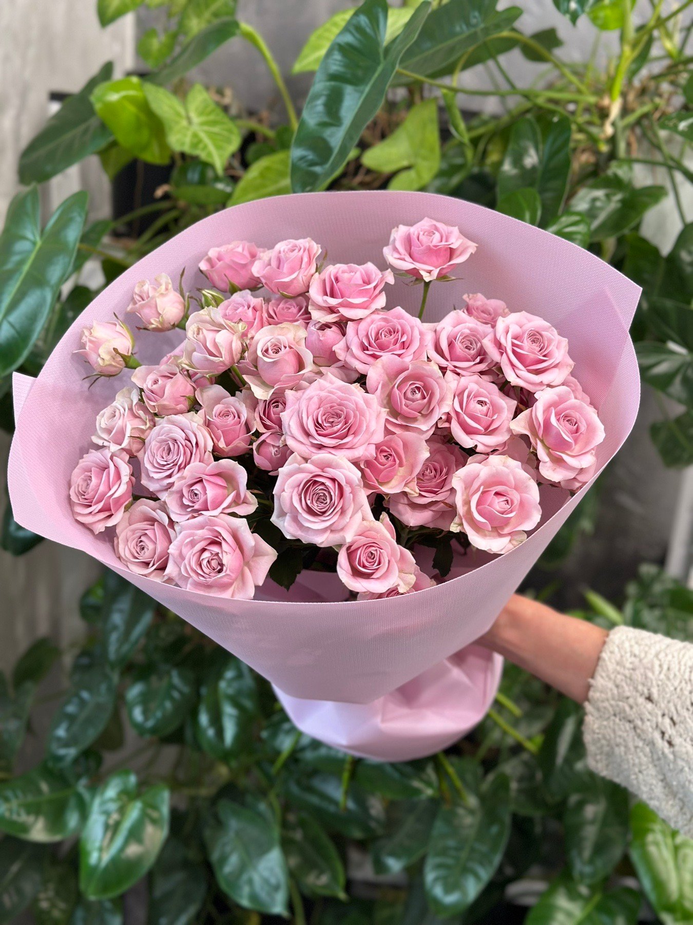 Букет з 11 гілок кущових троянд «Leila»