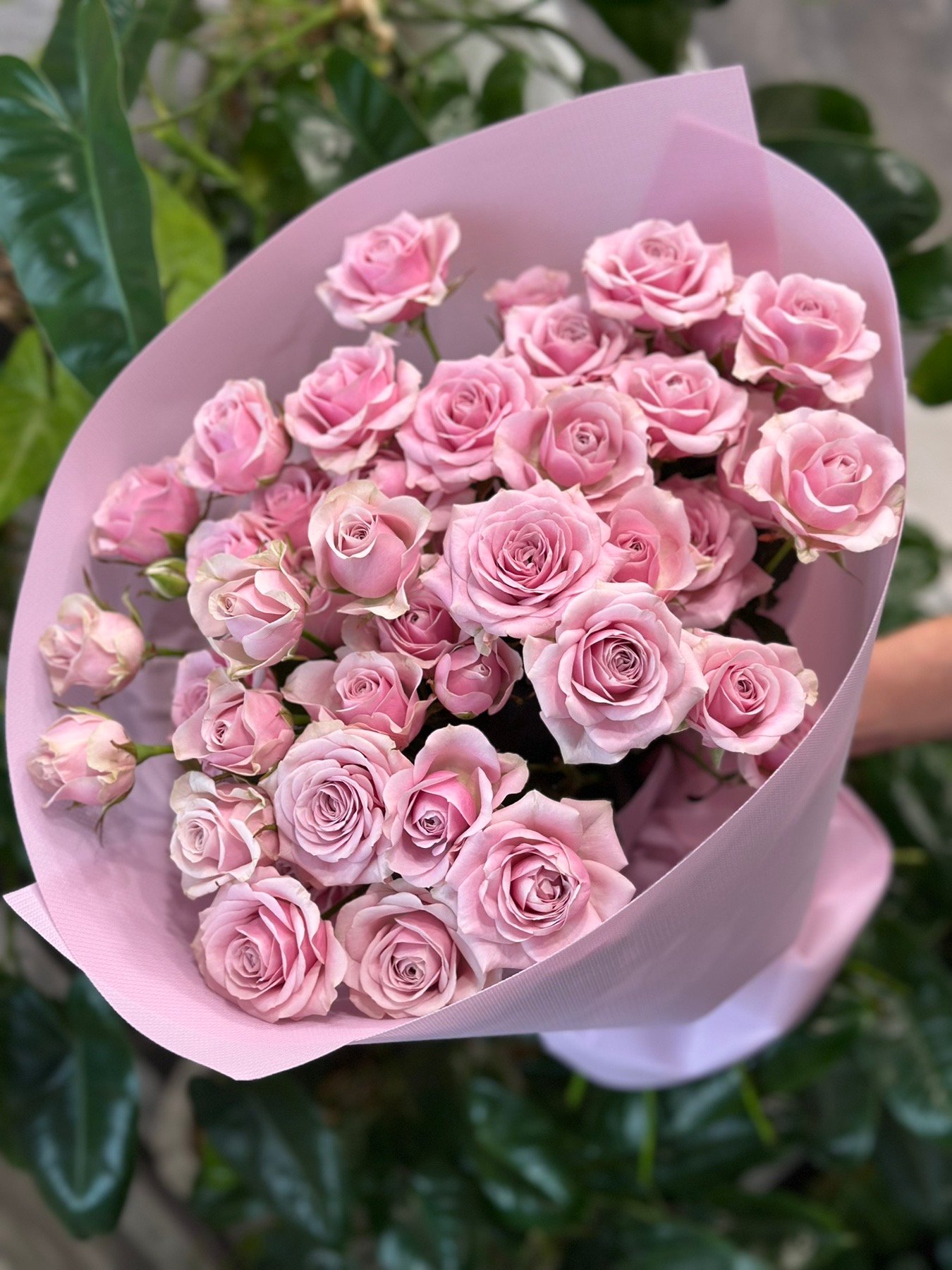 Букет з 11 гілок кущових троянд «Leila»