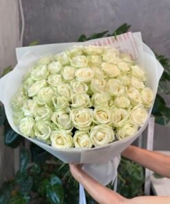 Букет з 51 білої троянди Аваланч 70 см