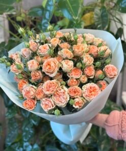 Букет з 9 гілок піоноподібних кущових троянд «Aureus»