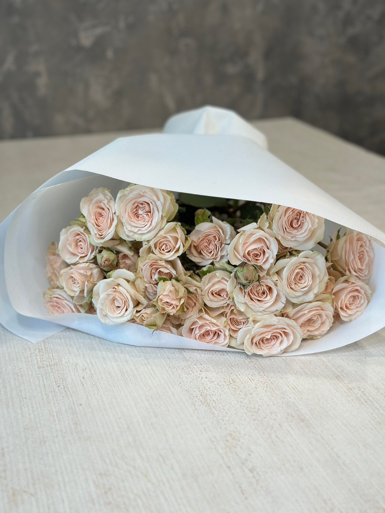 Букет з 7 гілок кремових кущових троянд «B.S Volans»