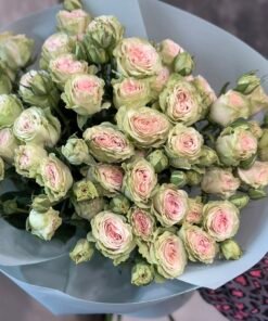 Букет з 11 гілок кущових троянд "Fibonacci Yantra"